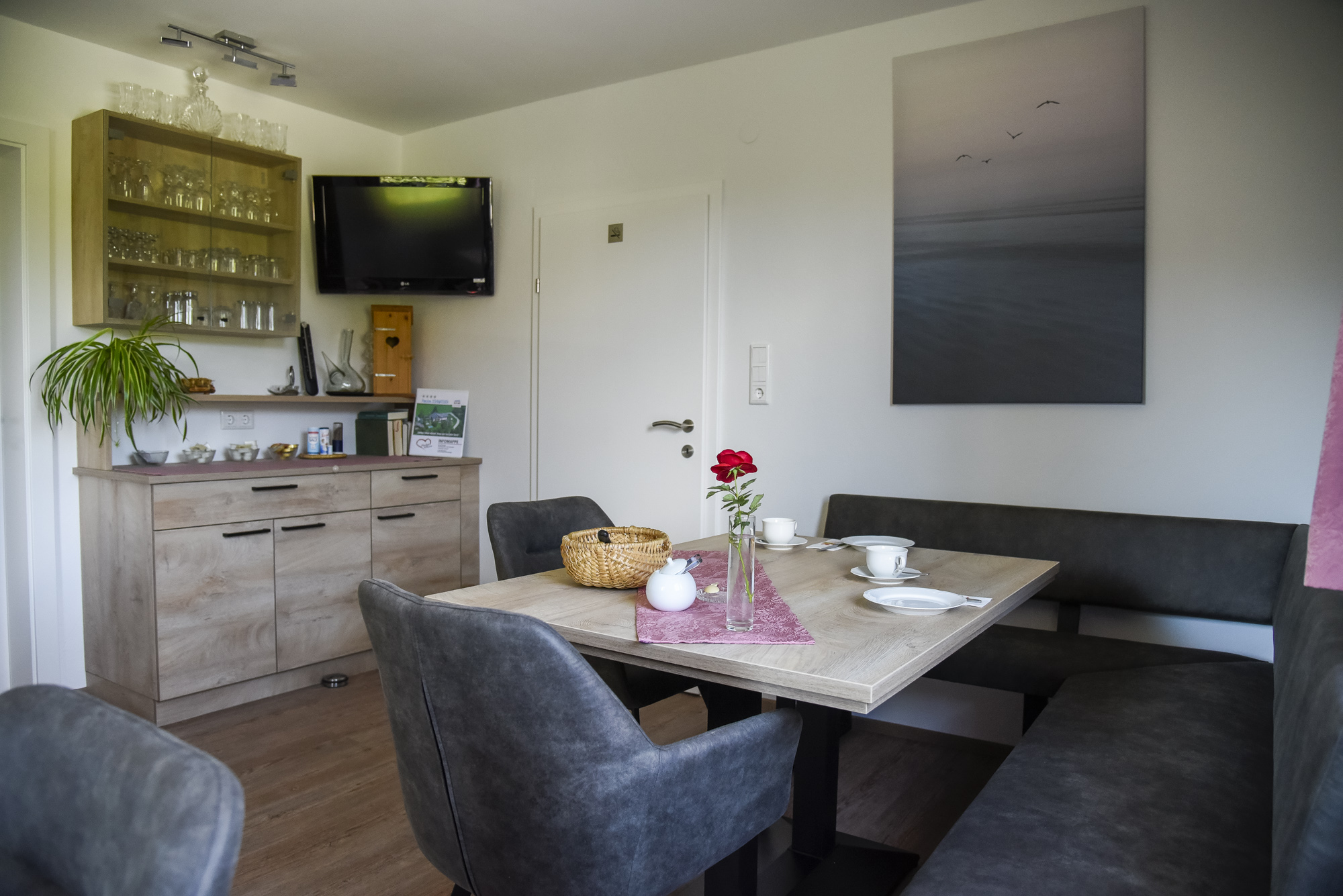 Frühstücksraum Ecke mit TV und Sideboard